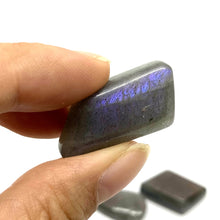 將圖片載入圖庫檢視器 Purple Labradorite Tumbled Stone 紫拉長石

